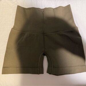 aritzia biker short